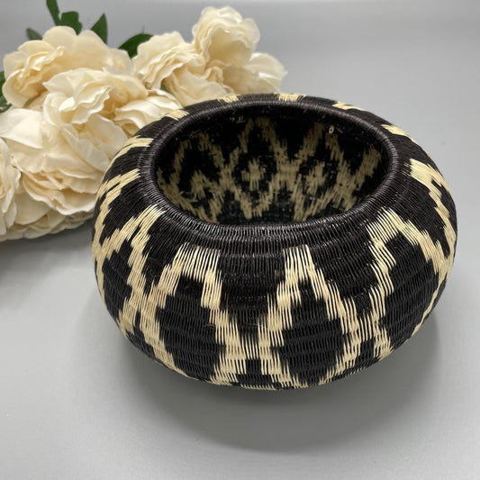 Tablecraft HM1175A Ridal Collection Handwoven Polycord Basket Round, Assorted Pack Includes: 1 Each BL, GN, R, Y, x