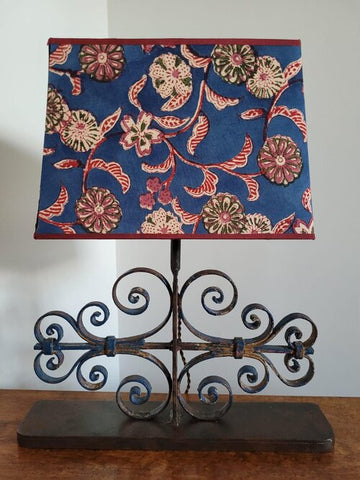 lampe en fer forgé avec abat jour bleu et motifs fleurs