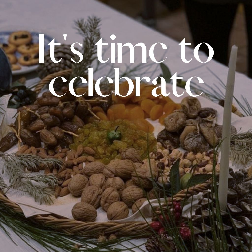 Christmas table decoration theme: nature and pine cones