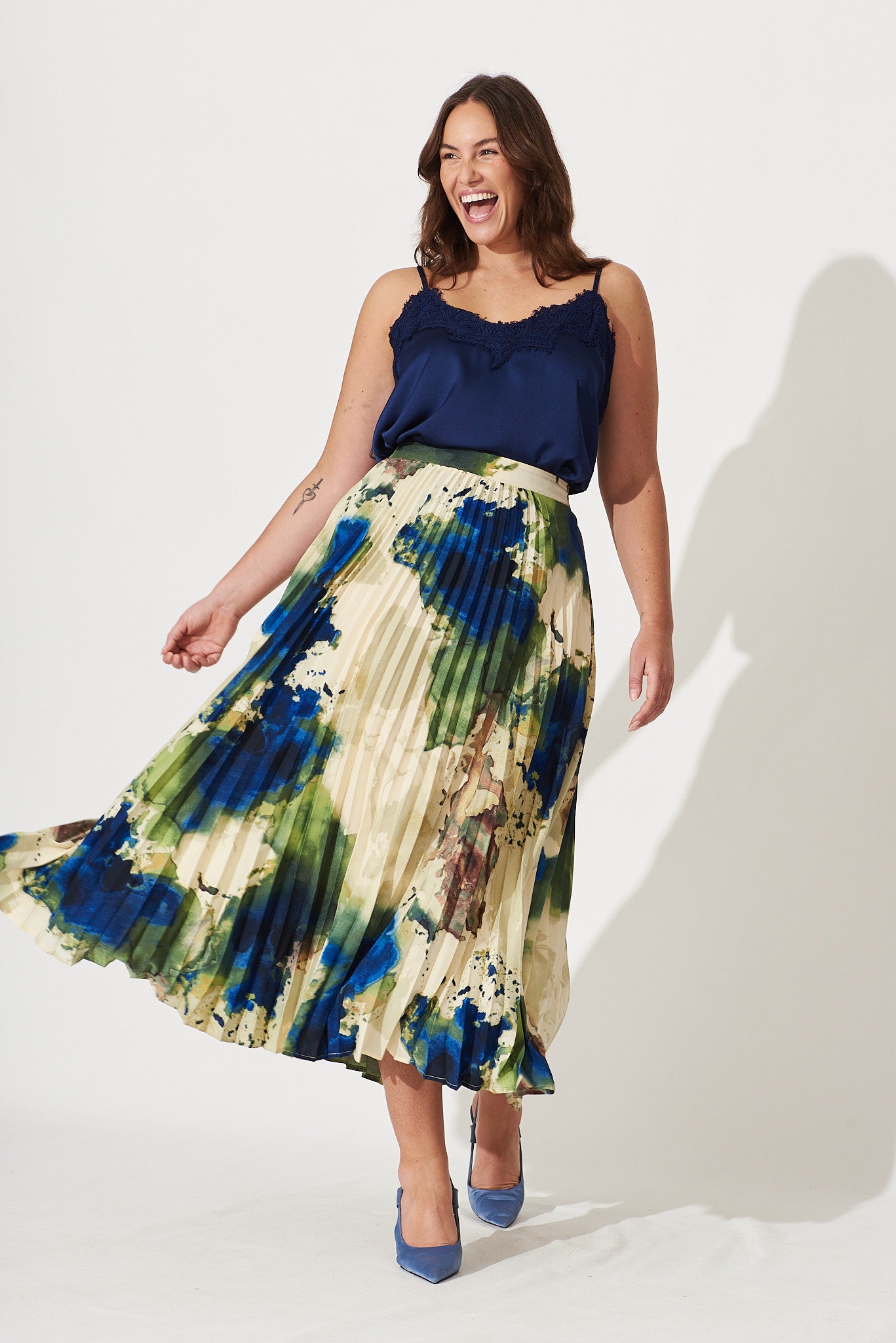 Allison Midi Pleat Skirt In Green With Navy Print