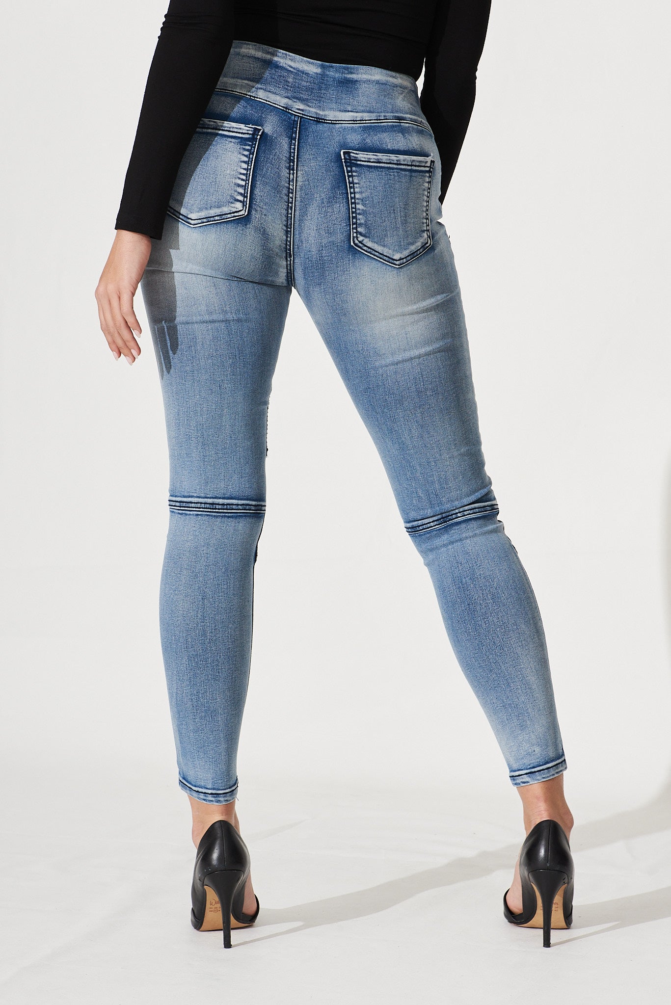 Little Lies High Rise Skinny Jegging In Mid Blue Denim