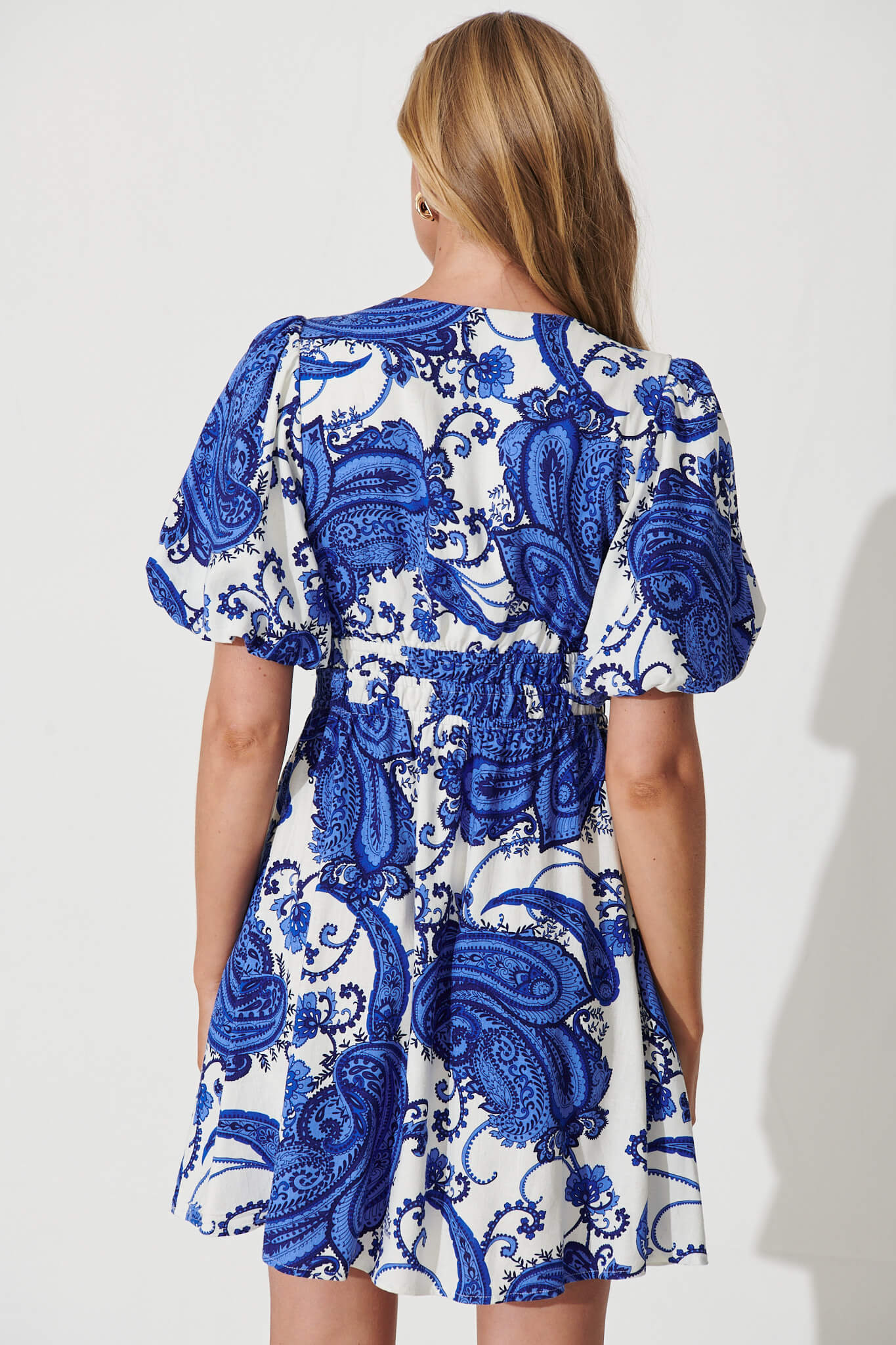 Laurina Dress In White With Cobalt Print Linen Blend