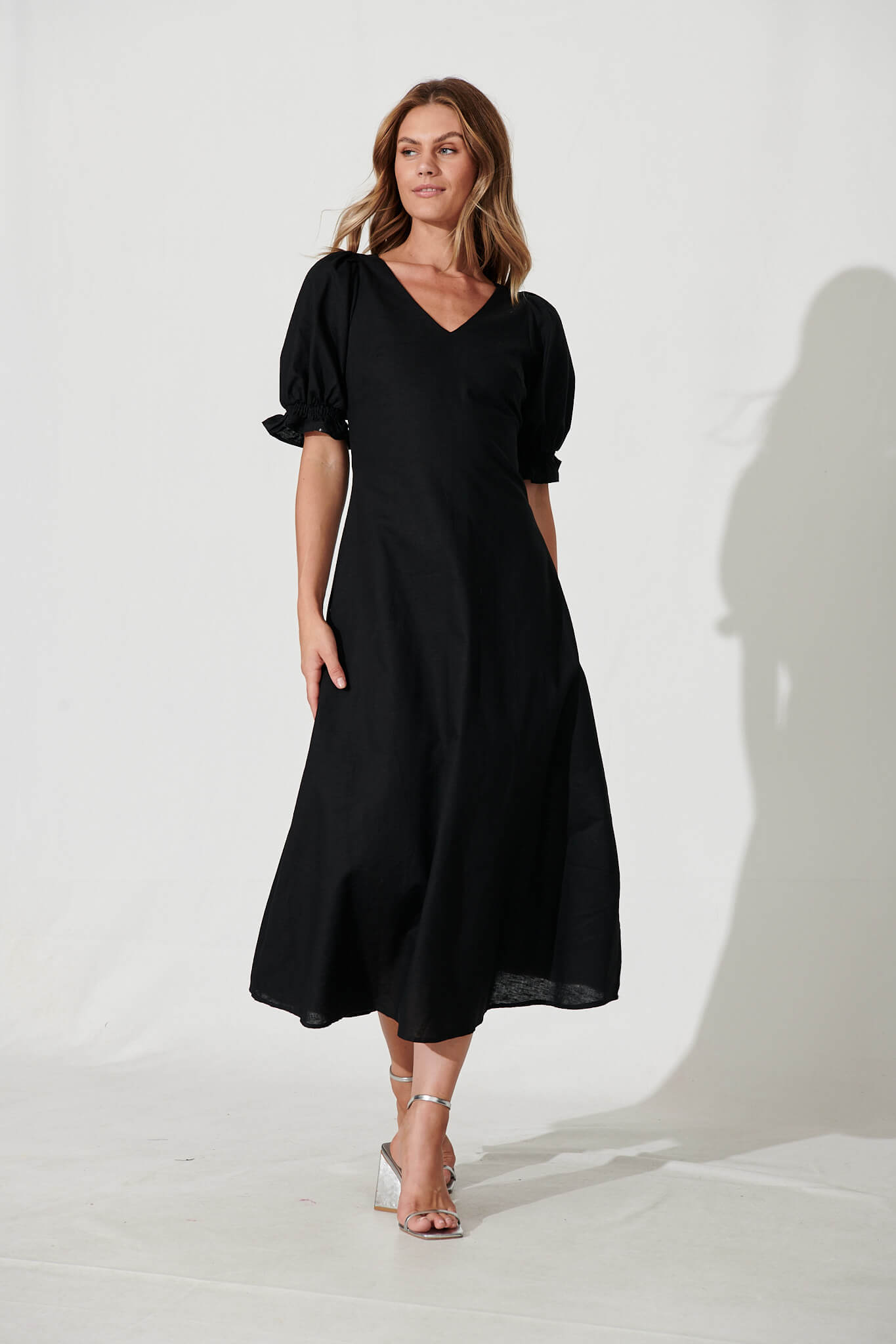 Distant Maxi Dress In Black Cotton Linen