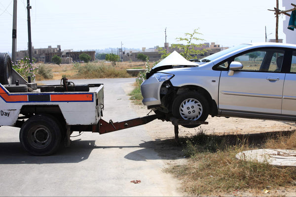 受損毀的汽車被拖車