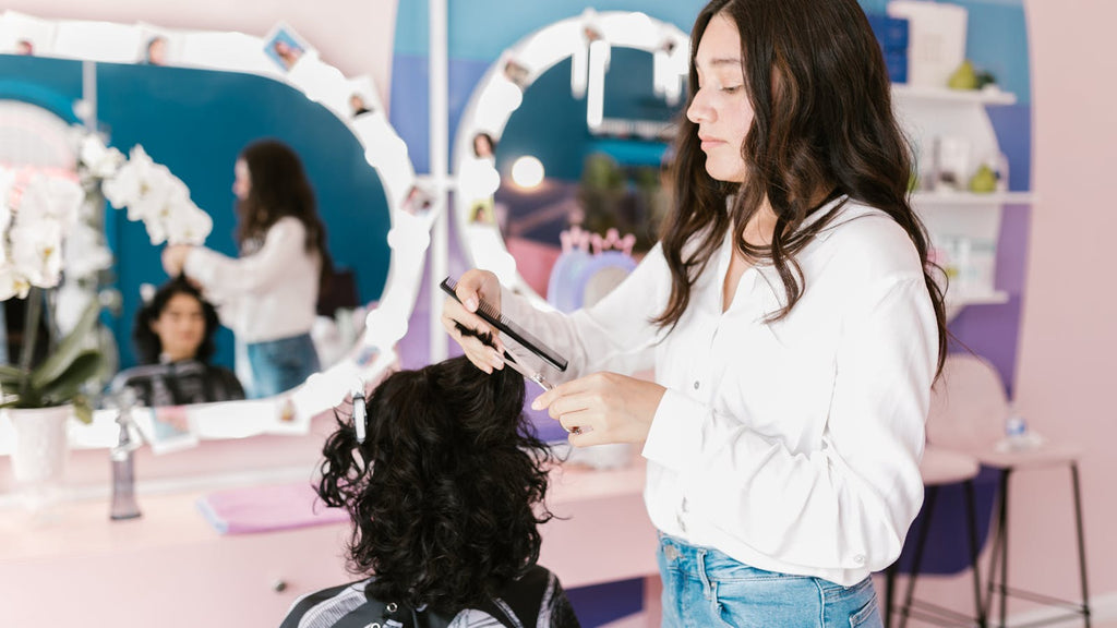 So machen Sie Ihre Haare für eine 80er-Jahre-Party