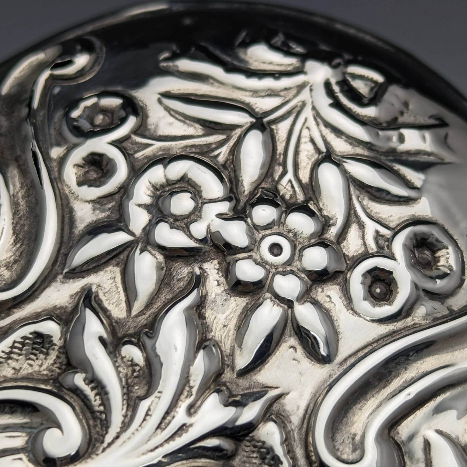 1902年　アンティーク純銀製彫刻ハンドルブラシ