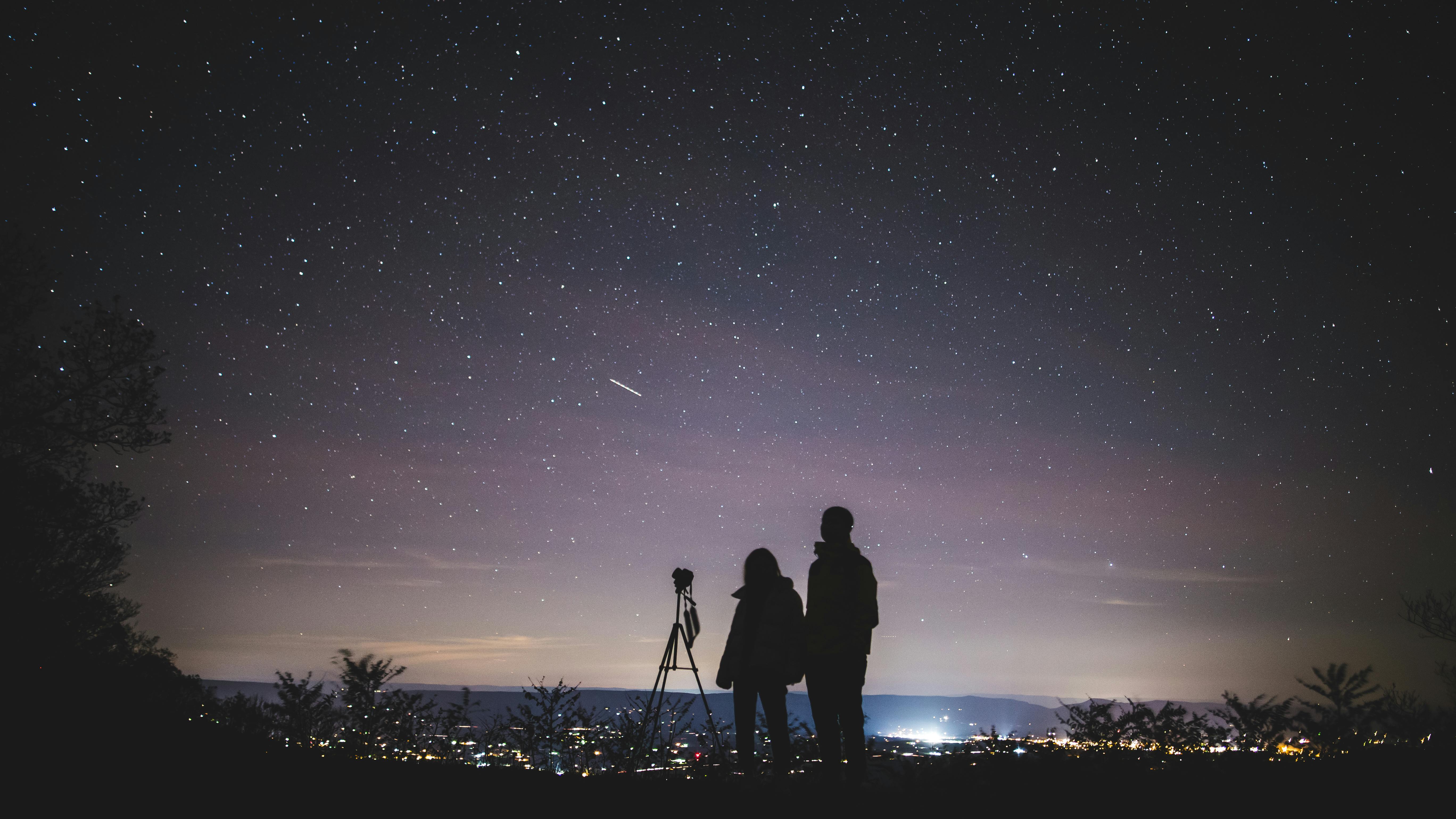 couple on a stargazing date