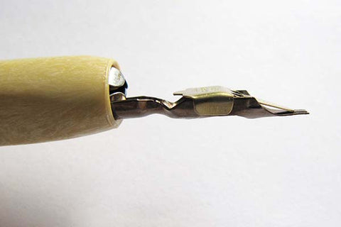 Ink reservoir fitted to a nib in a calligraphy pen holder