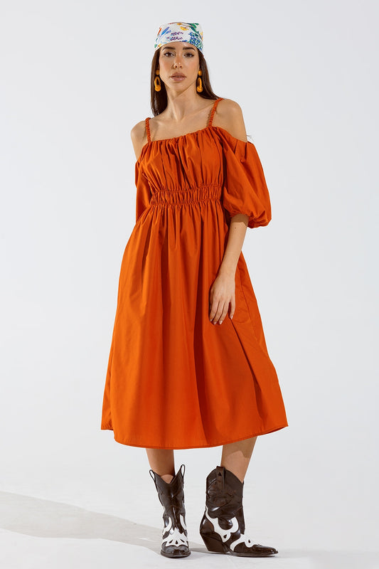 Vestido midi naranja con manga corta y tirantes