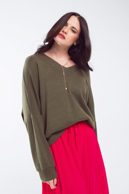 Camisa oversize verde oliva con escote en pico