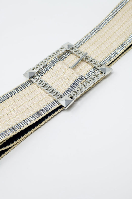 Cinturón blanco tejido con pedrería en los bordes y hebilla cuadrada plateada.