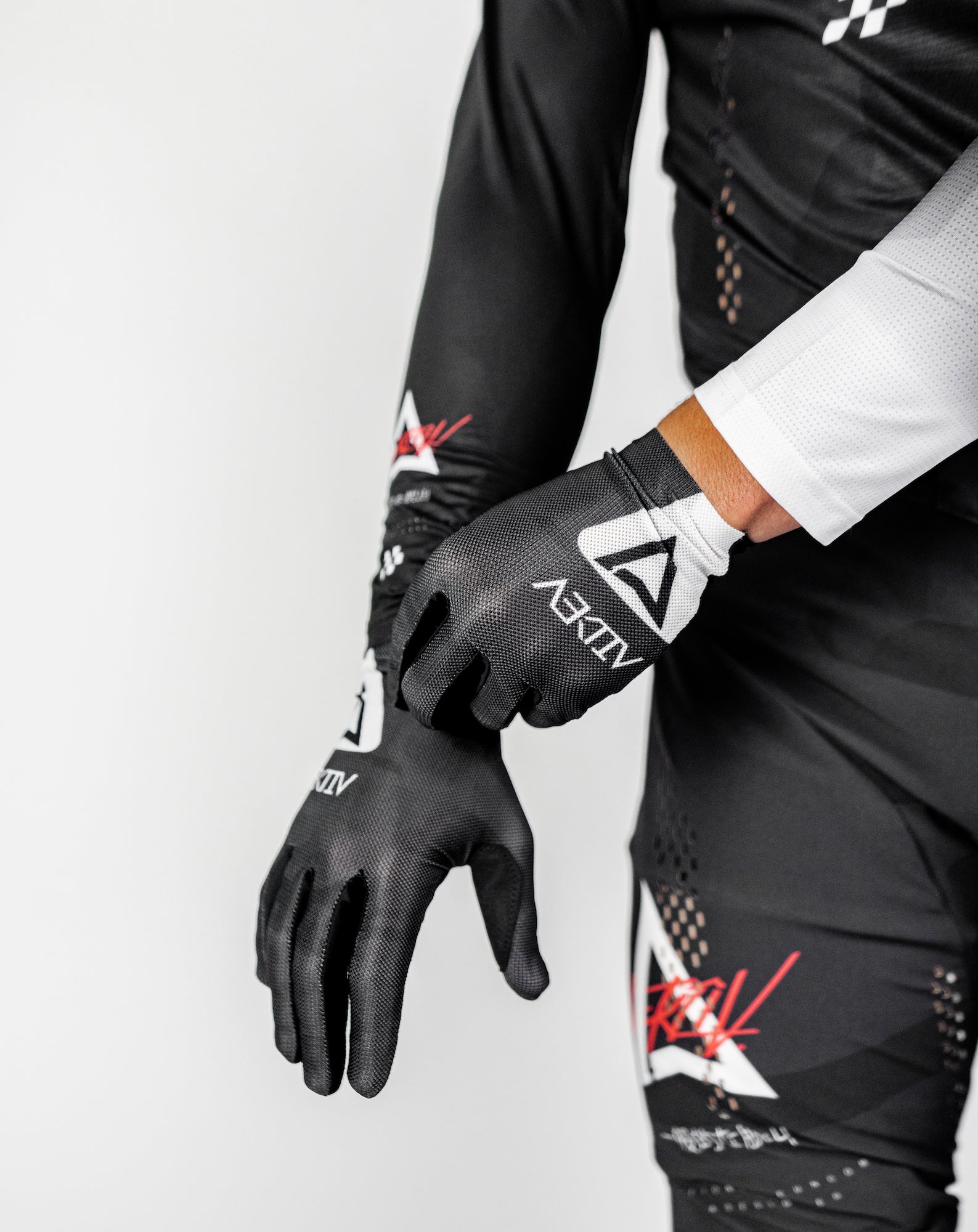 Aligné Black Haze Camo Gloves