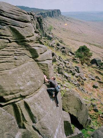 Dave Parry on Pot Black at Stanage Grit Blocs