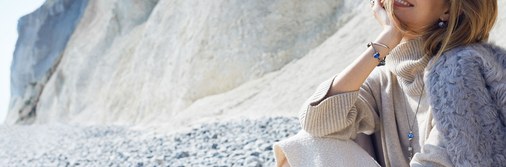 Model mit Trollbeads-Schmuck am Strand