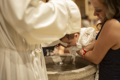 baptême d'un bébé à l'église