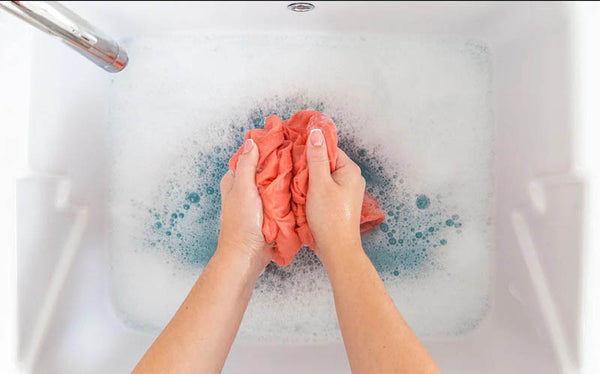 Lavez l'écharpe en cachemire feutré à la maison avec un shampoing pour cachemire.
