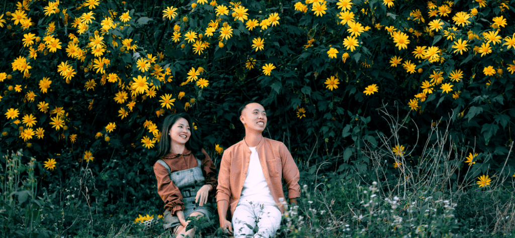 Couple asiatique célébrant la saint valentin