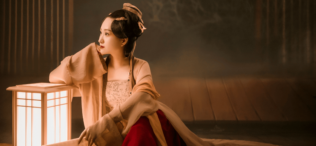 Femme chinoise en tenue traditionelle