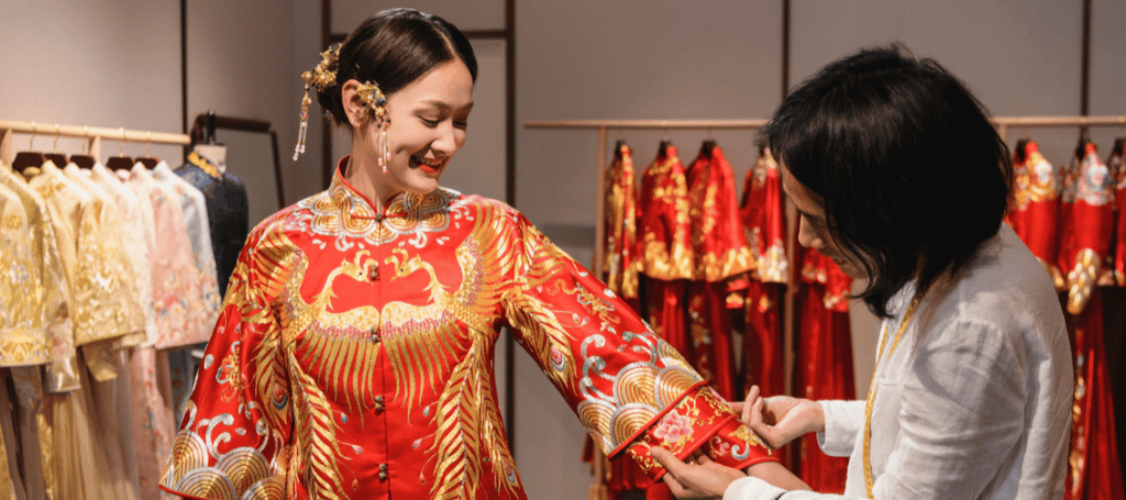 Tenue de mariage chinois traditionnel rouge et dorée 