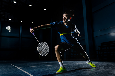 Joueur de batminton visant à frapper le volant