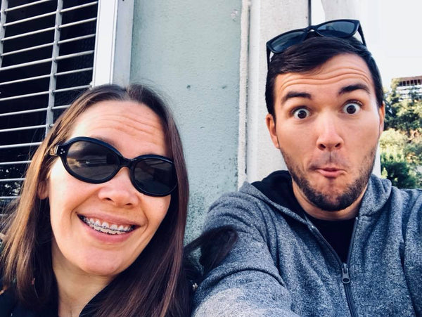 Elena y Mark, esperando afuera de una tienda de tatuajes.