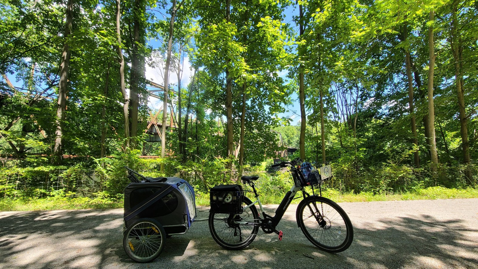 Cassandra Friese Denago eBike with bags and trailer