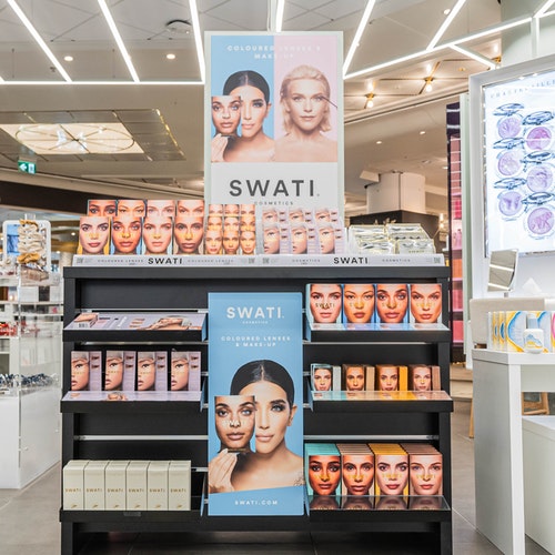 SWATI Cosmetics-stand op NK Zweden