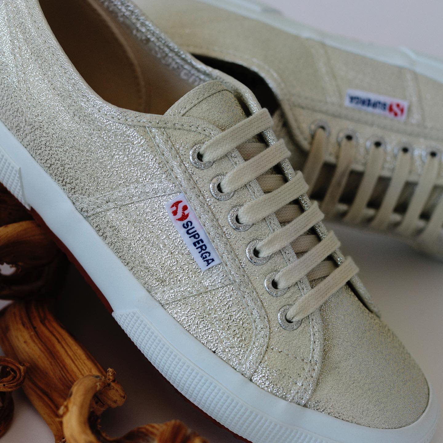 旬な足元に大変身】煌めくシルバー&ゴールドスニーカー – SUPERGA