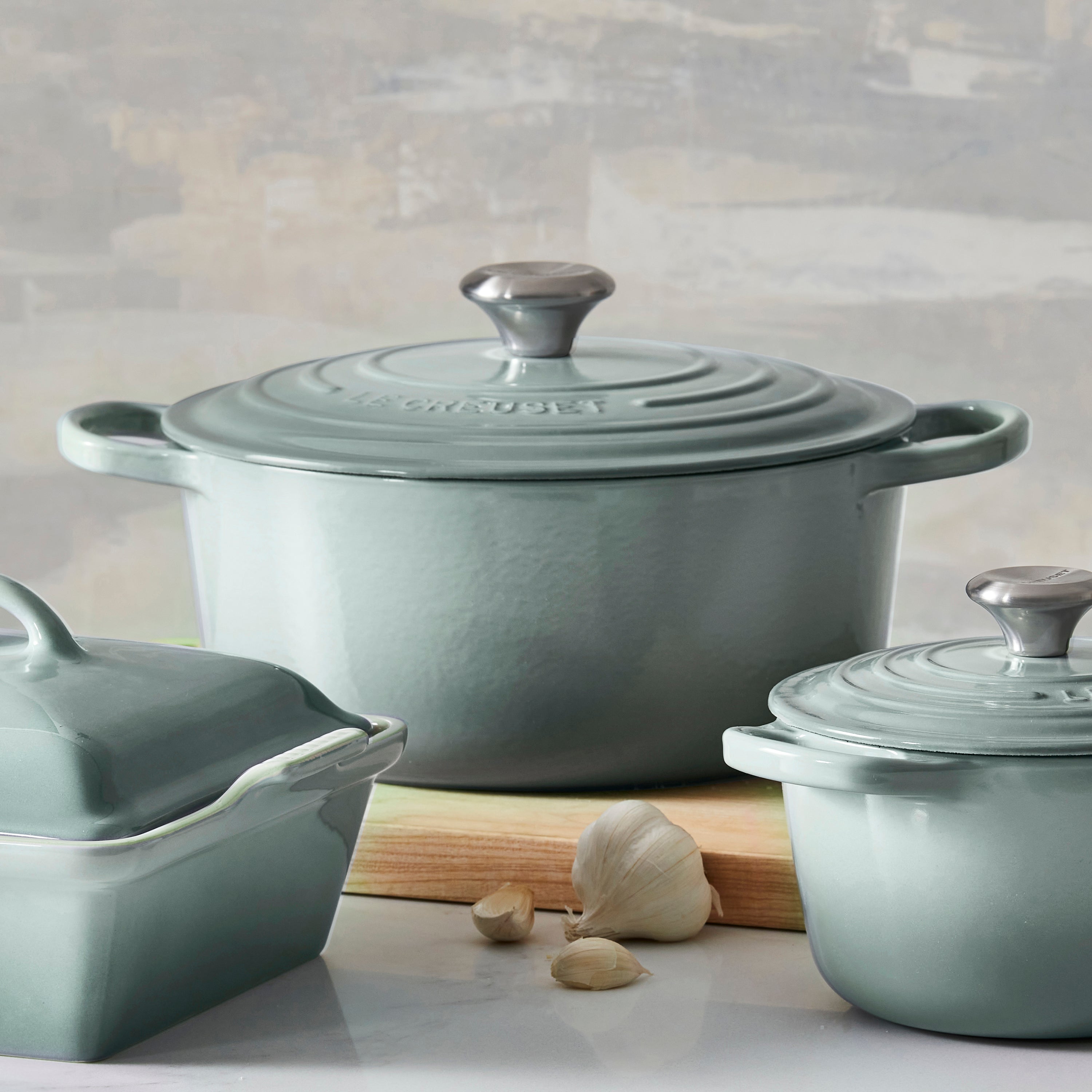 Le Creuset Signature Cast Iron 5.5-quart Sea Salt Round Dutch Oven