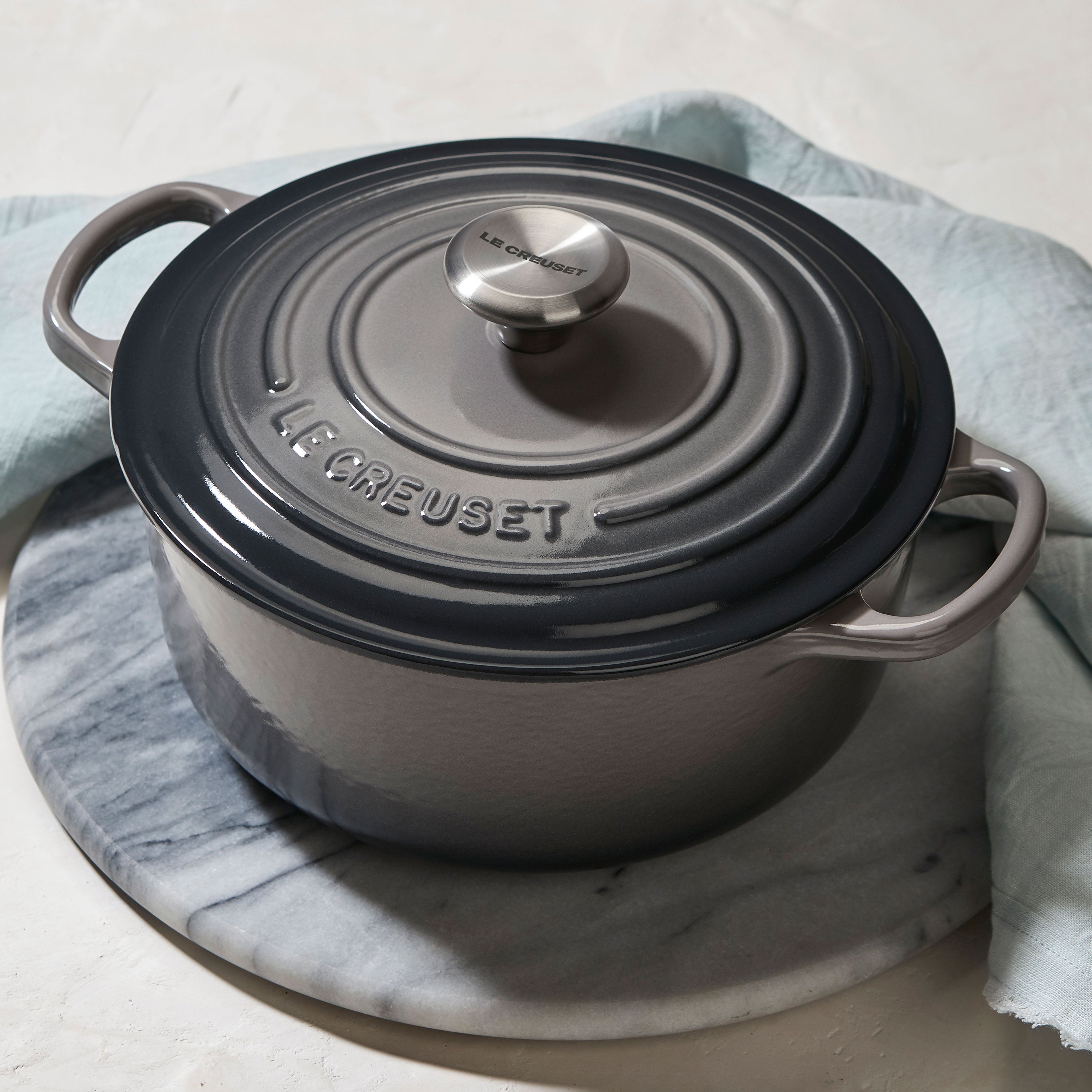 Le Creuset Signature Cast Iron 2-quart Oyster Round Dutch Oven