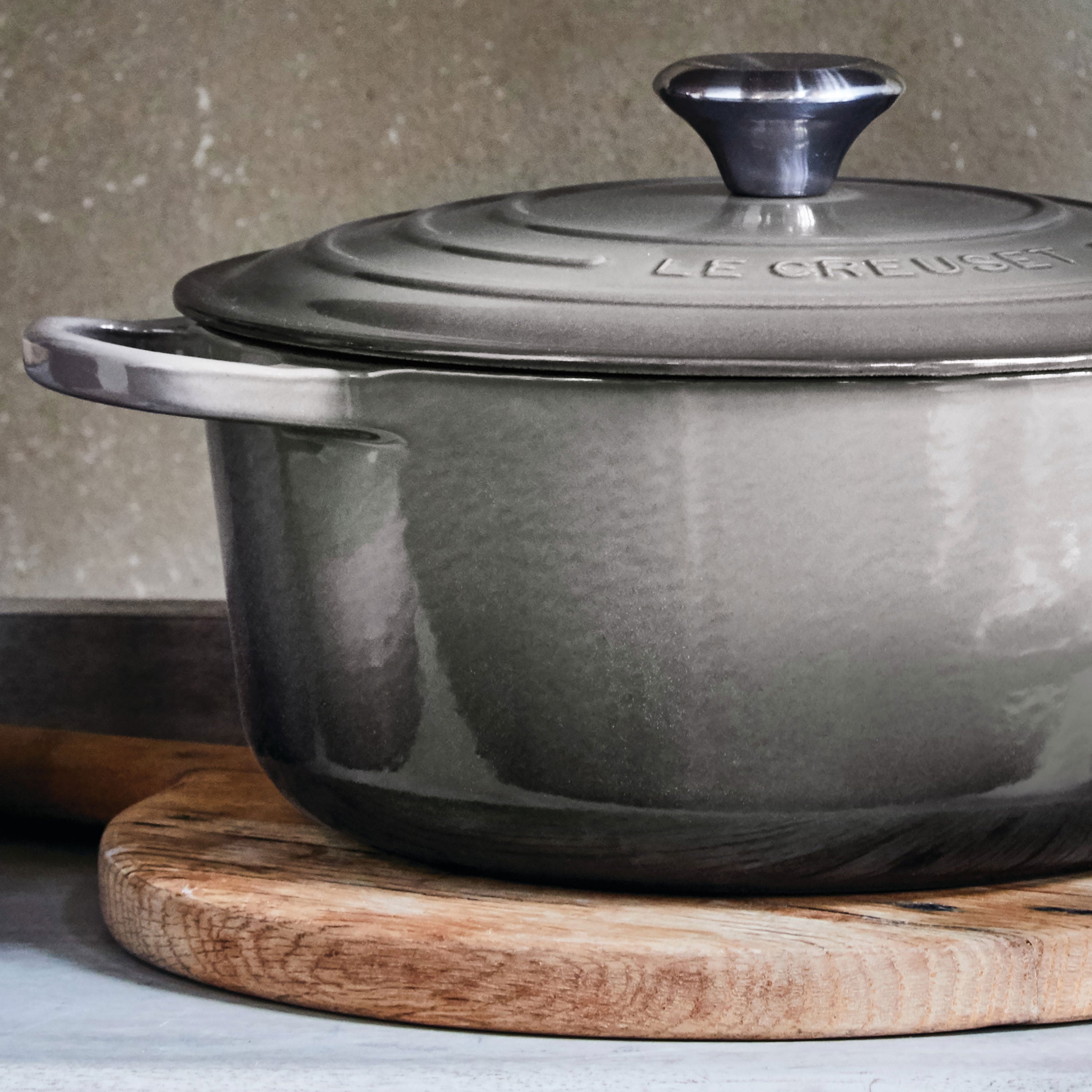 Le Creuset Signature Cast Iron 3.5-quart Oyster Round Dutch Oven