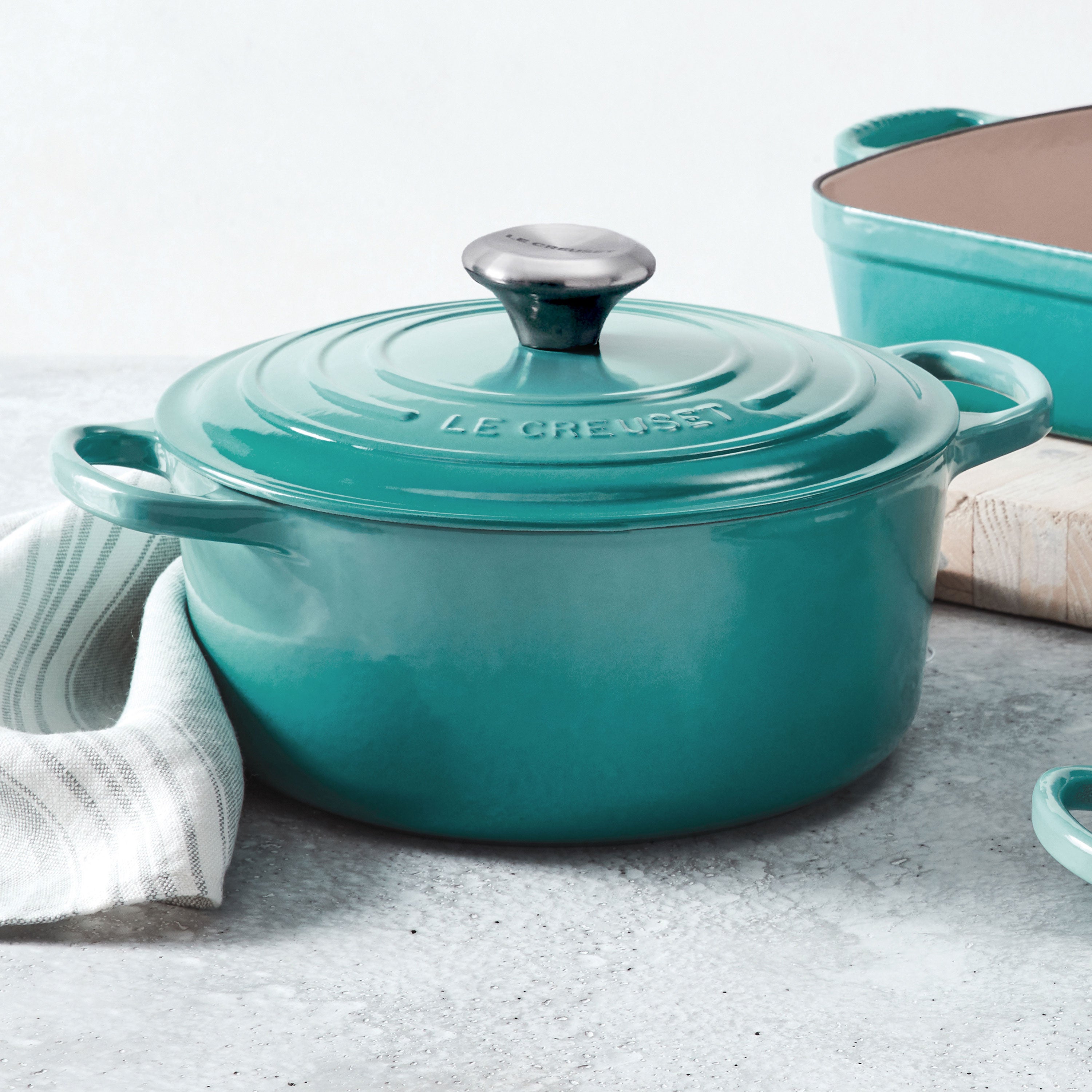 Le Creuset Signature Cast Iron 4.5-quart Caribbean Round Dutch Oven