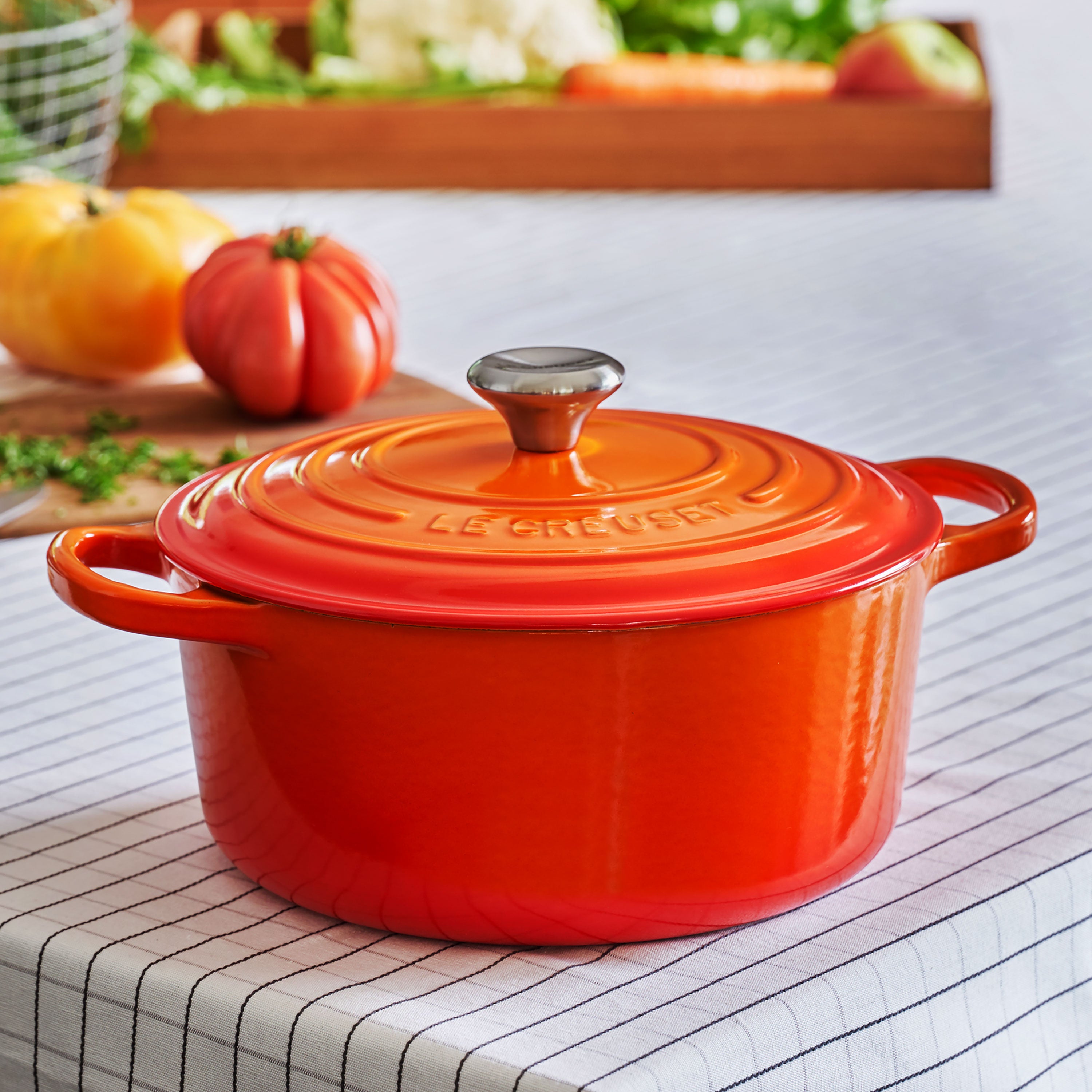 Le Creuset Signature Cast Iron 7.25-quart Flame Round Dutch Oven