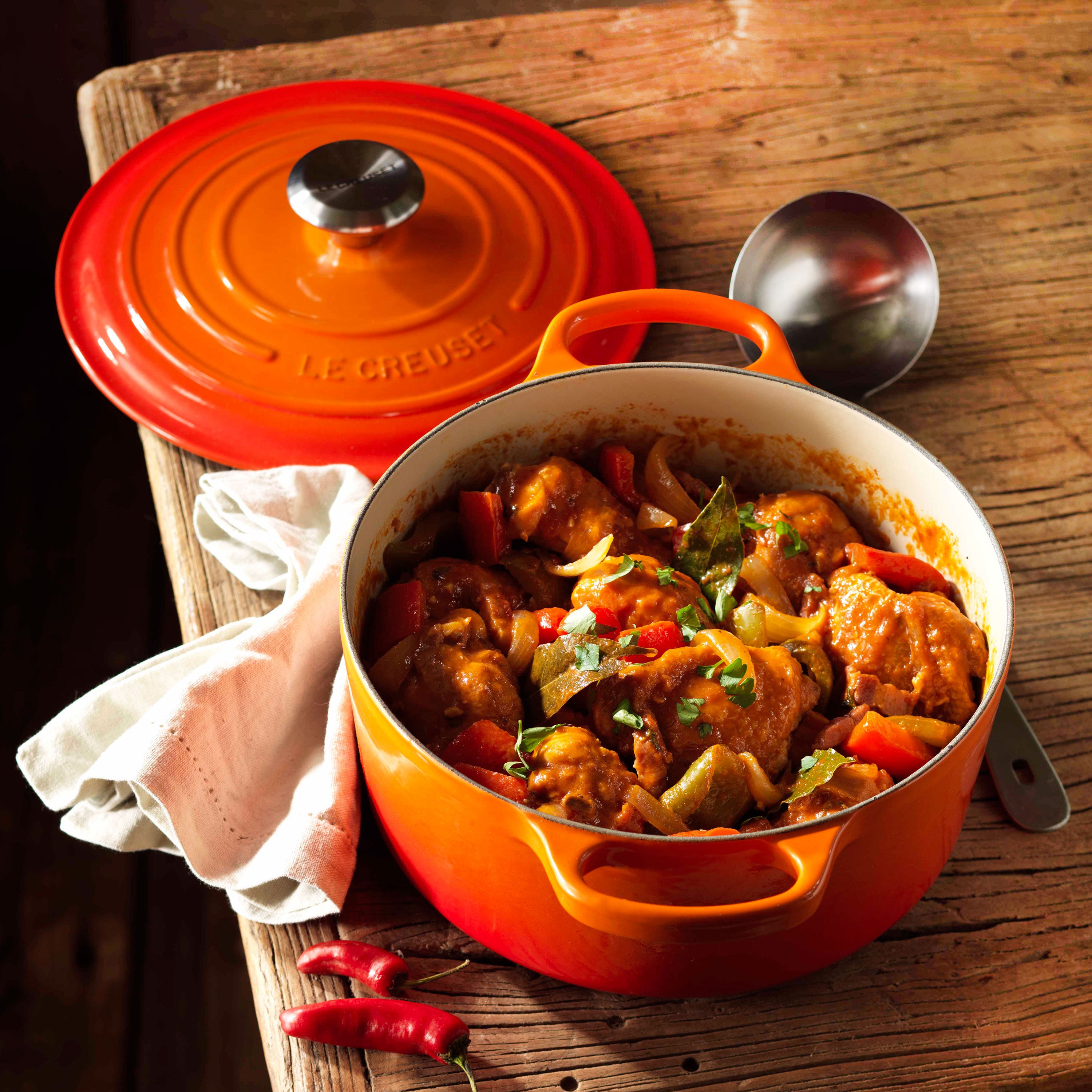 Le Creuset Signature Cast Iron 9-quart Flame Round Dutch Oven