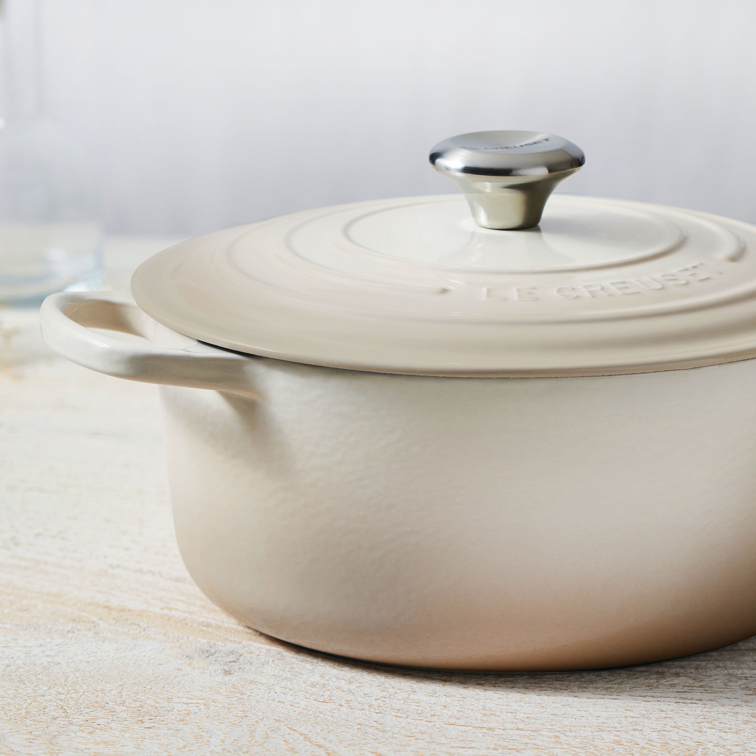 Le Creuset Signature Cast Iron 4.5-quart Meringue Round Dutch Oven