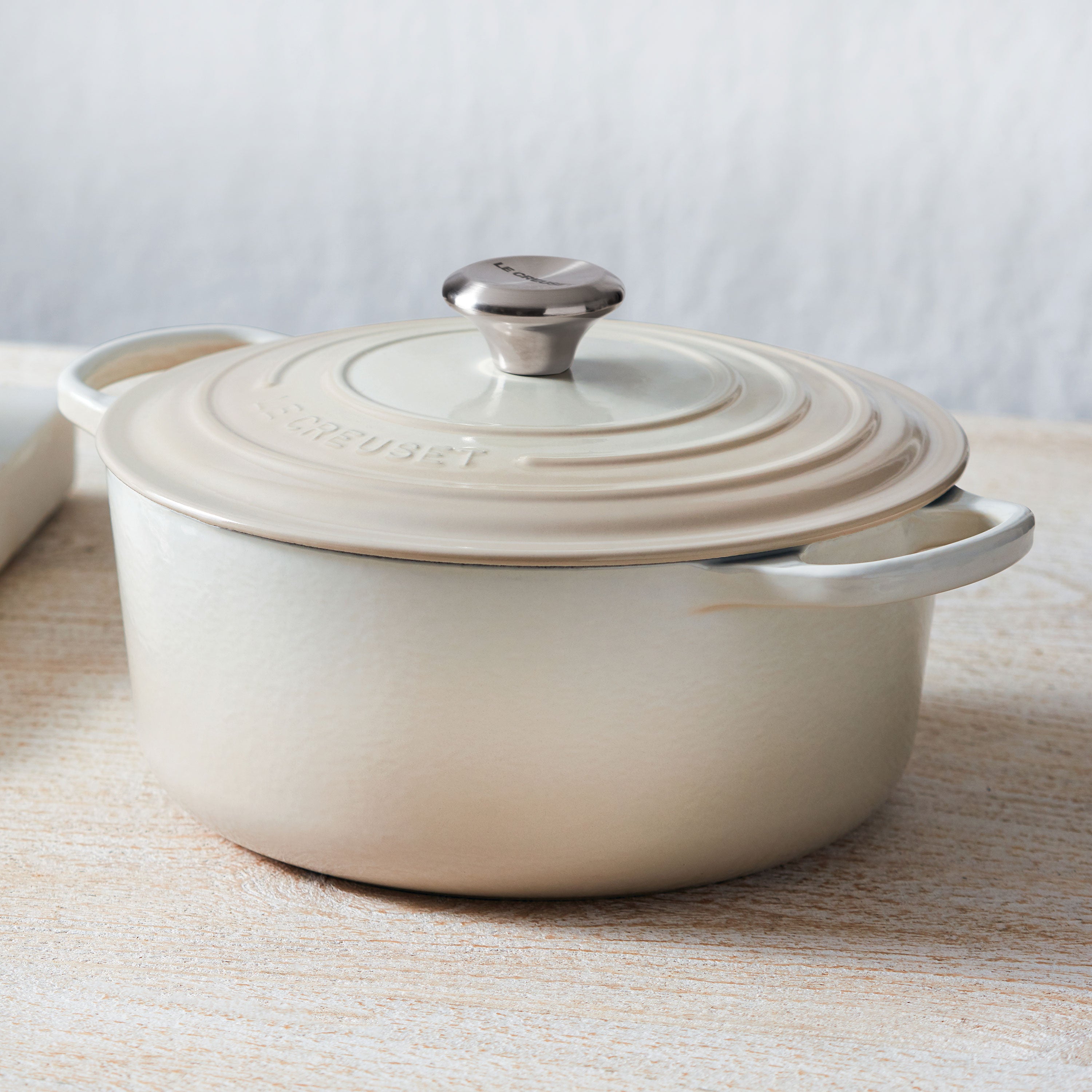 Le Creuset Signature Cast Iron 4.5-quart Meringue Round Dutch Oven