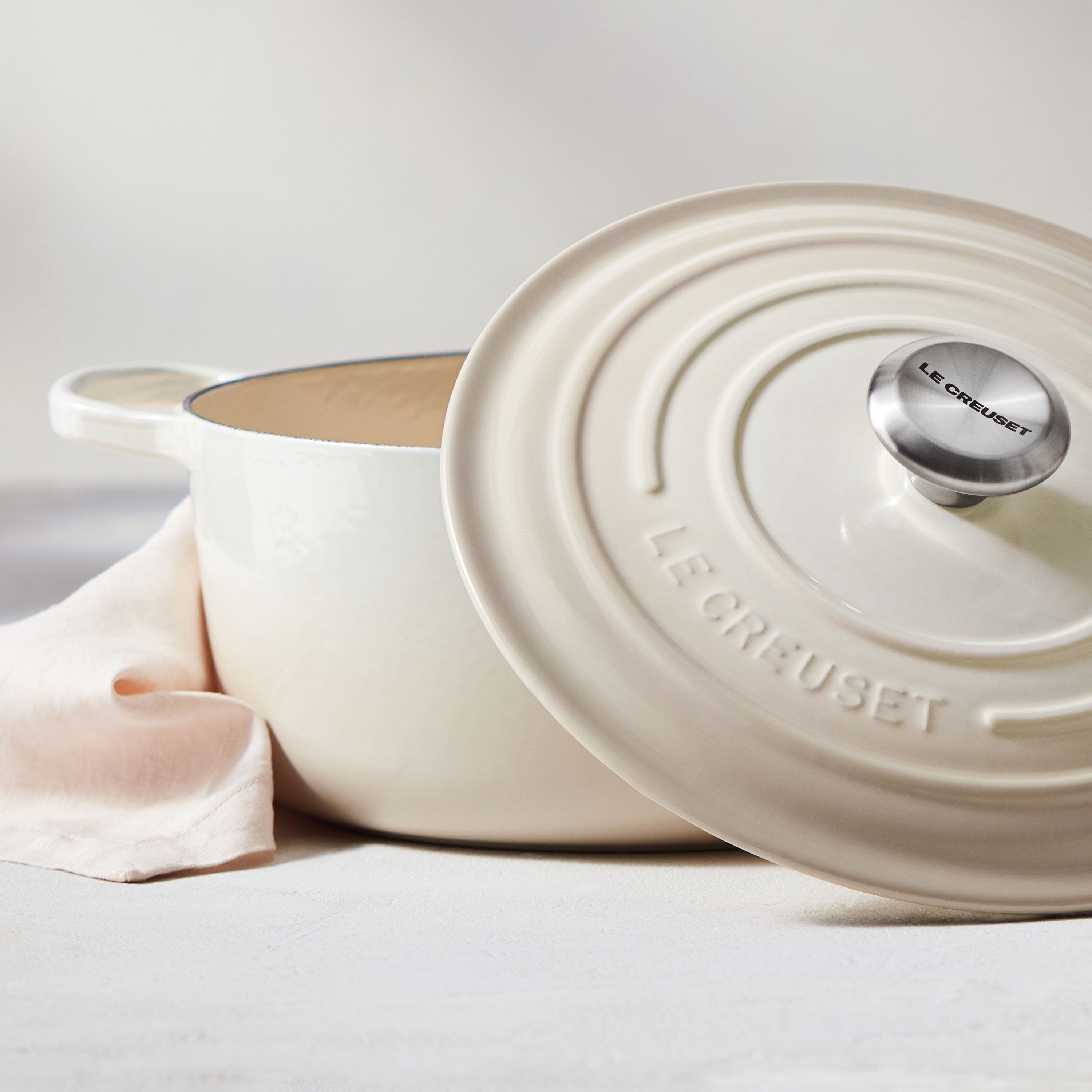 Le Creuset Signature Cast Iron 4.5-quart Meringue Round Dutch Oven