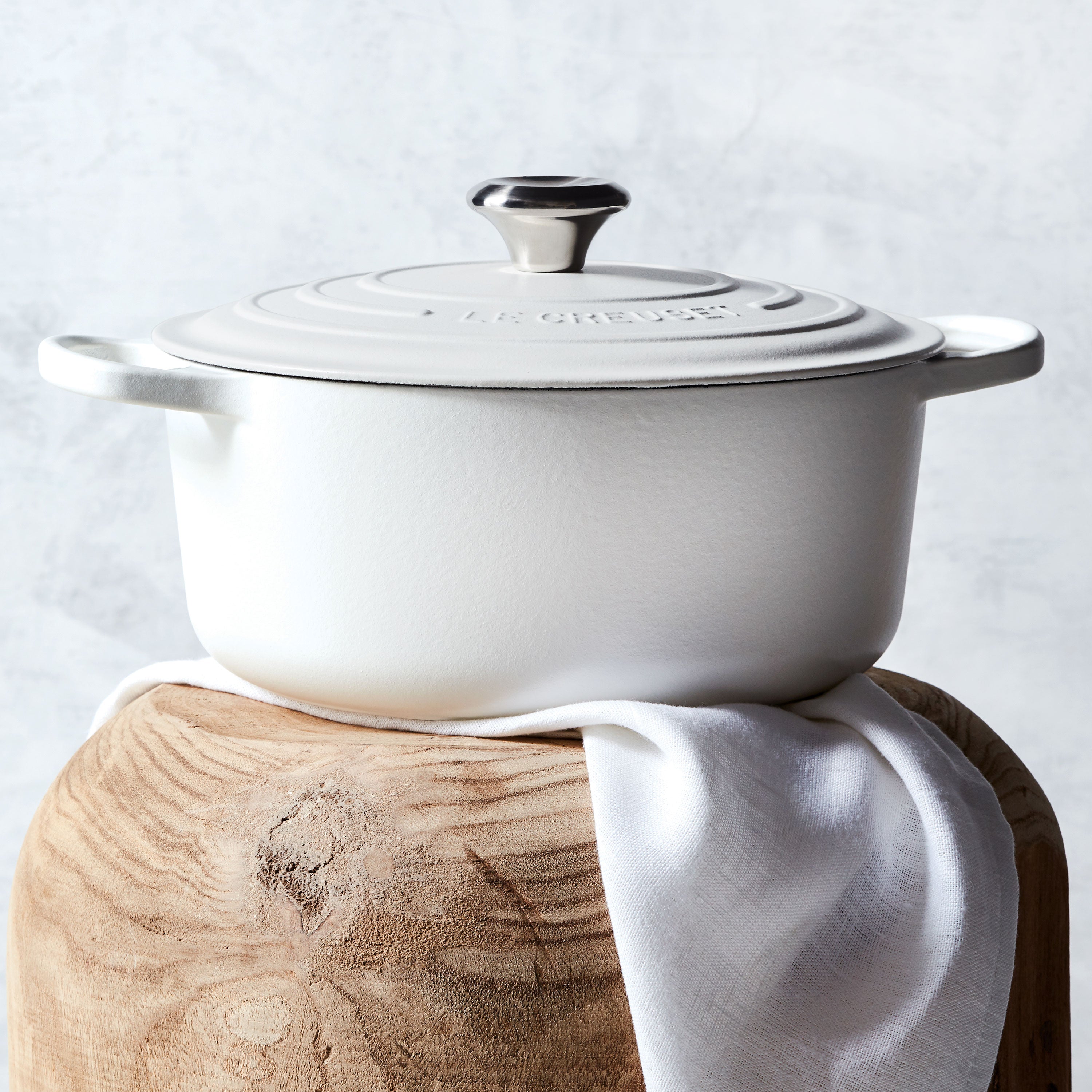 Le Creuset Signature Cast Iron 4.5-quart White Round Dutch Oven