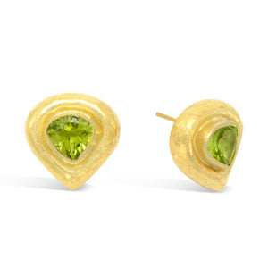 hammered peridot earstuds heart shaped in gold plated silver