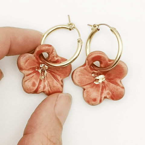 Hisbicus rouge corail boucles d oreilles fleurs pendante pour femme createur france design contemporain unique