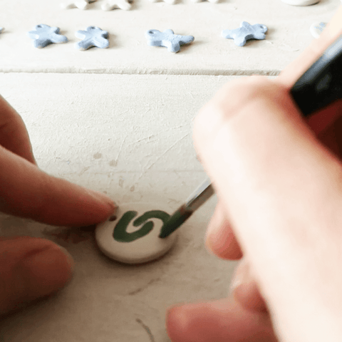 Peindre des bijoux fait mains avec de l engobe aix en provence artisannat Luxe