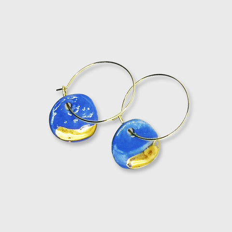 Petite boucles d'oreilles bleu Klein et or pendante pour femme ou ado Corinne Ceramique