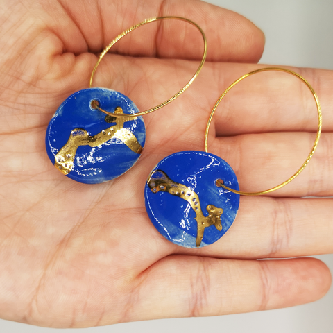 Boucles d'oreilles bleus Klein Montagne Sainte Victoire Sud de la France Provence dans main