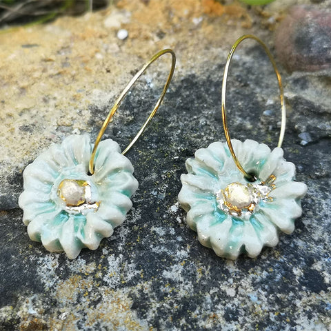 Boucles d'oreilles marguerite vert celadon or pendante pour femme