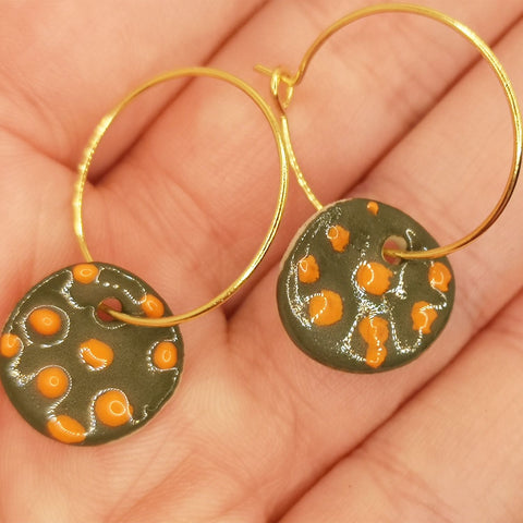 Petites boucles d'oreilles pendante pour ado ou femme vert et a pois orange Corinne Ceramiquer