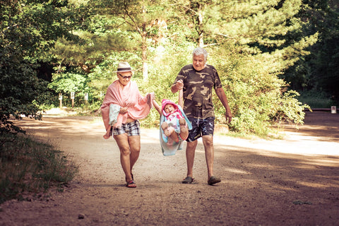 Grand mere et grand pere et petit enfant