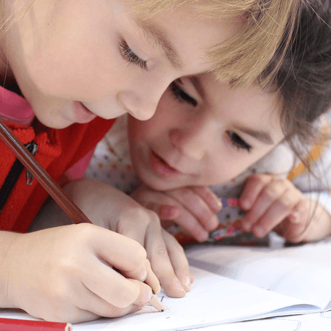 Enfant dessinent DIY blog kids activite enfants