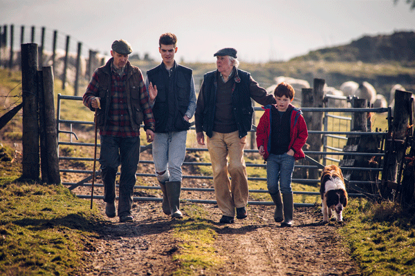 famille agricole générationnelle marchant à la ferme