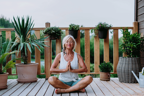 pratique du yoga dans un espace vert avec des plantes