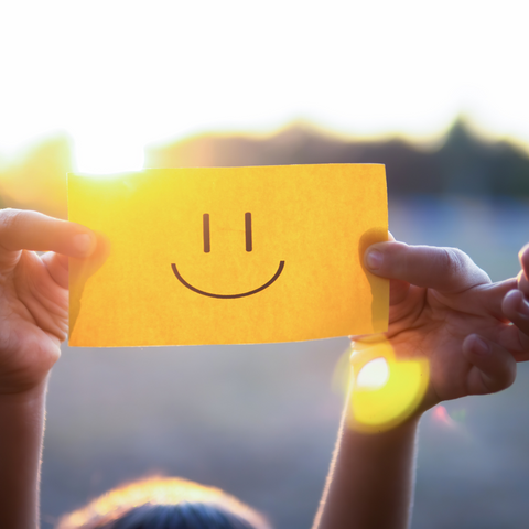 sticky note with a smiley face, how to deal with hair loss and be happy